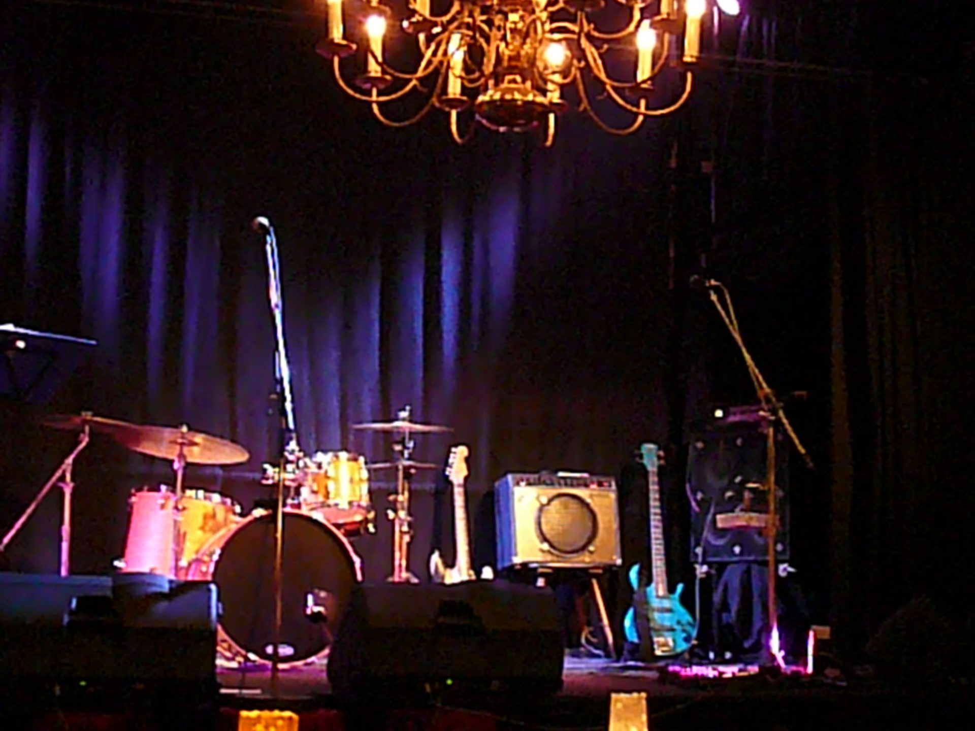 Erleuchtete Bühne & Tische im Artenschutz Theater